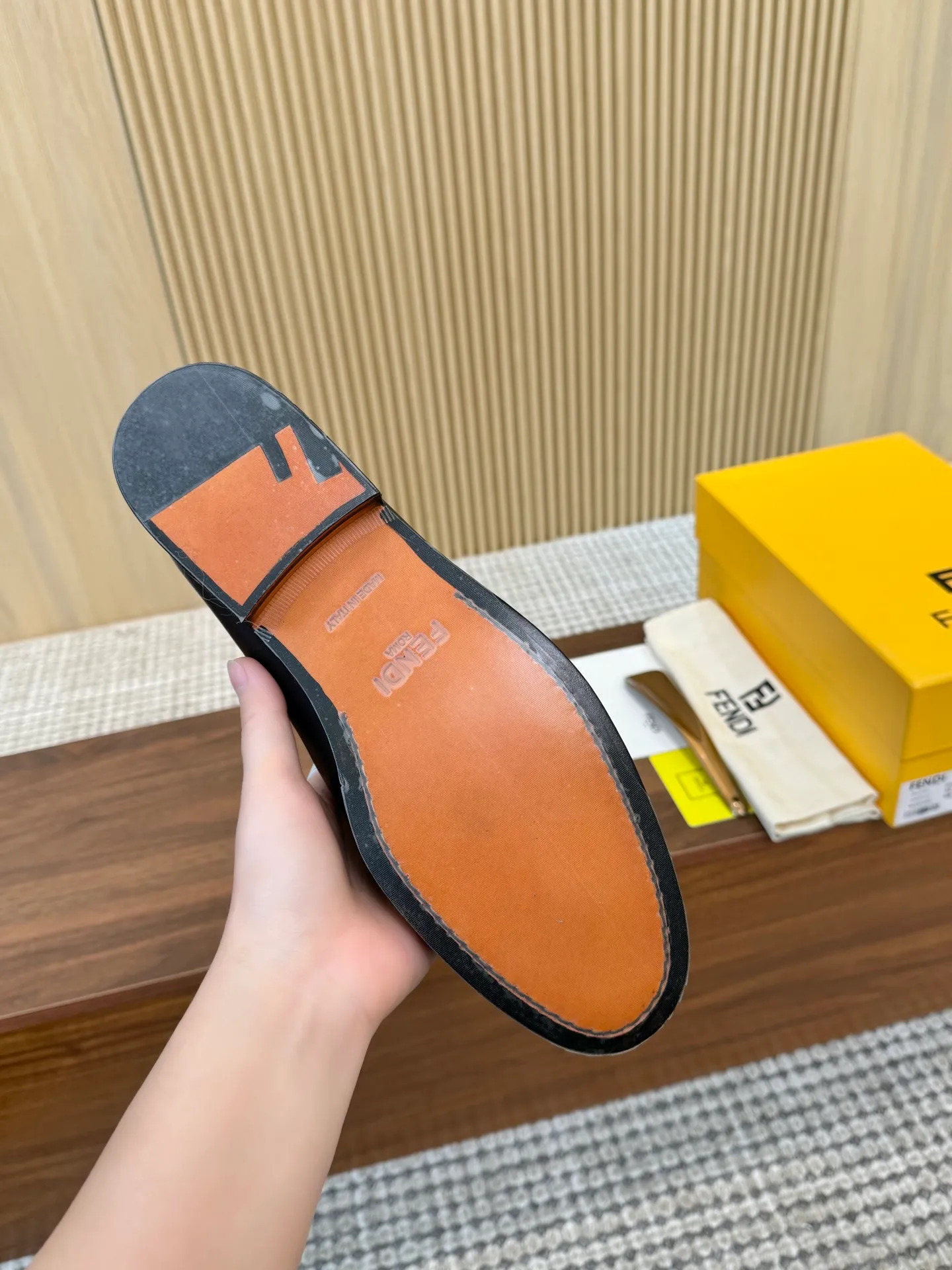 [FENDI] Top P: 980💰 ▪️Size: Men's 39-44. (Customized at 38.45.46) Fendi men's business casual leather shoes Imported brand cloth/calfskin/open edge beads/brand logo printing -Inside: Comfortable cowhide lining -Outsole: Genuine leather outsole with rubber backing embedded in the heel, perfect injection molding -Ultra-high quality control·Fine workmanship: highlighted (high-end·luxury·grade)